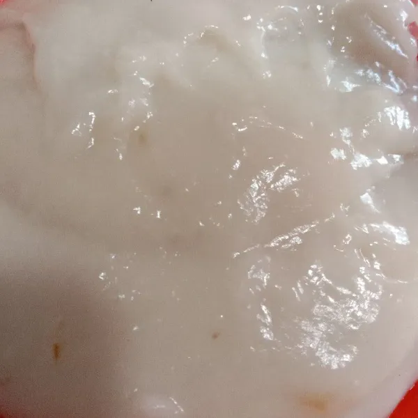 Siapkan cetakan, olesi air, sisihkan. Campurkan tepung hunkwe, gula, garam, vanilla essens dan santan. Aduk sampai gula larut, lalu rebus sambil terus diaduk hingga mendidih merata, licin dan kental. Bagi adonan menjadi 2 bagian.