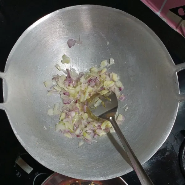 Panaskan secukup nya minyak dalam wajan, kemudian tumis bawang merah, bawang putih dan bawang bombay hingga harum.