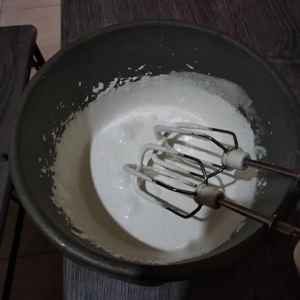 Blender dengan kecepatan tinggi gula pasir, telur, dan SP hingga putih dan mengembang kaku