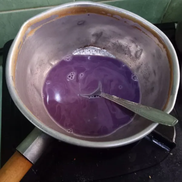 Masak bahan lapisan Ungu hingga mendidih.