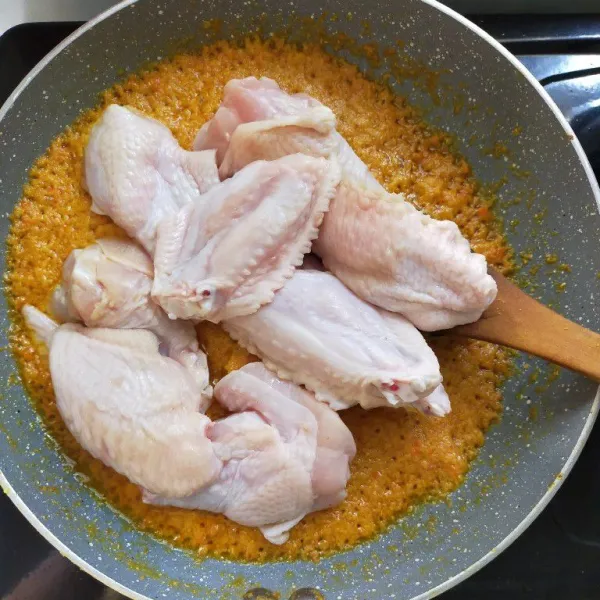 Lalu masukkan ayam.