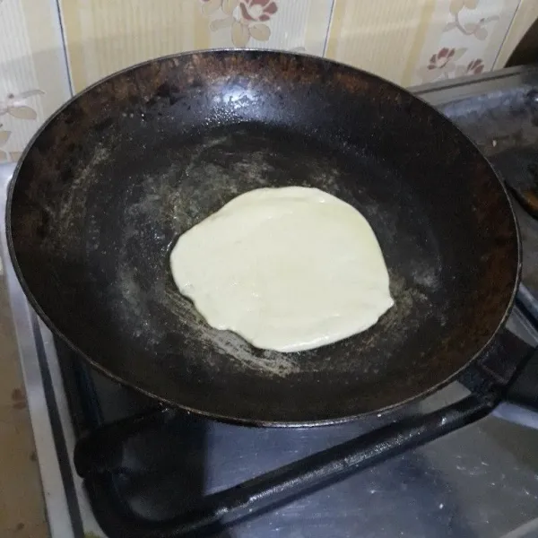 Olesi wajan dengan mentega, lalu panggang adonan roti hingga matang dan kecokelatan di kedua sisi. Roti maryam siap disajikan.