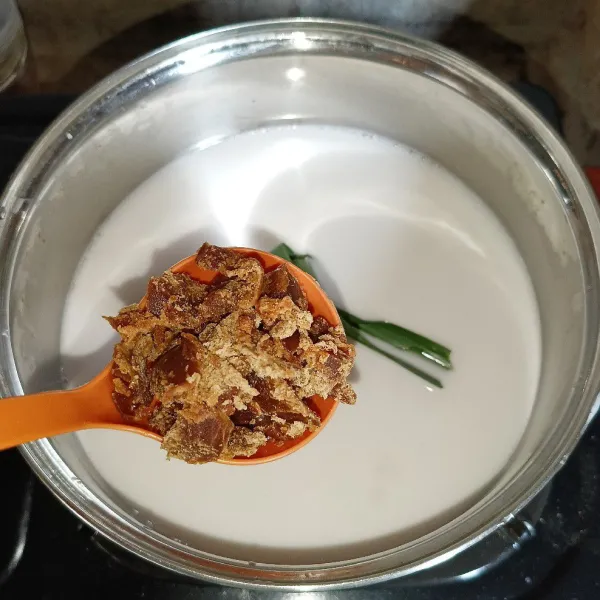 Campur santan, gula merah, gula pasir, garam dan daun pandan.
