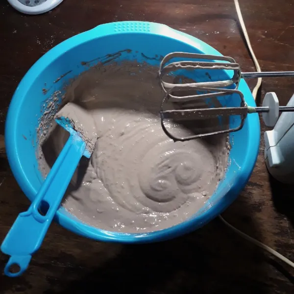 Mixer kecepatan tinggi selama 8 menit hingga kental.