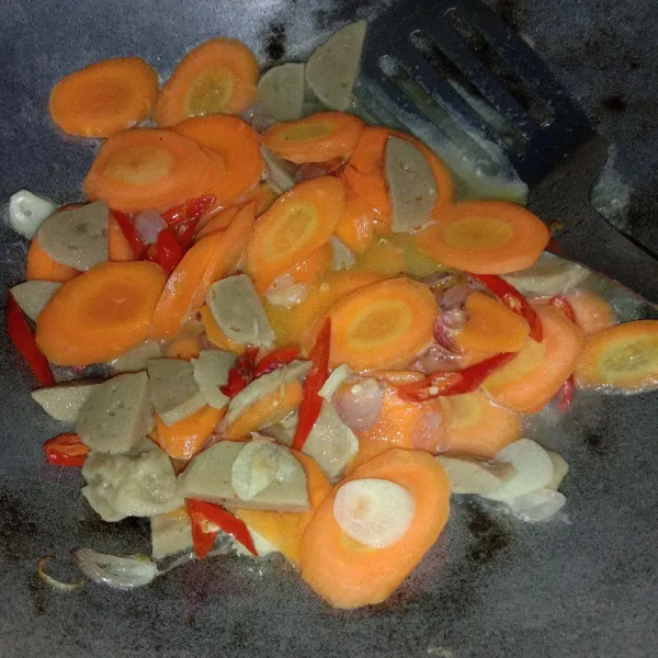 Masukkan wortel dan bakso aduk rata lalu tambahkan air, masak hingga wortel 1/2 matang.