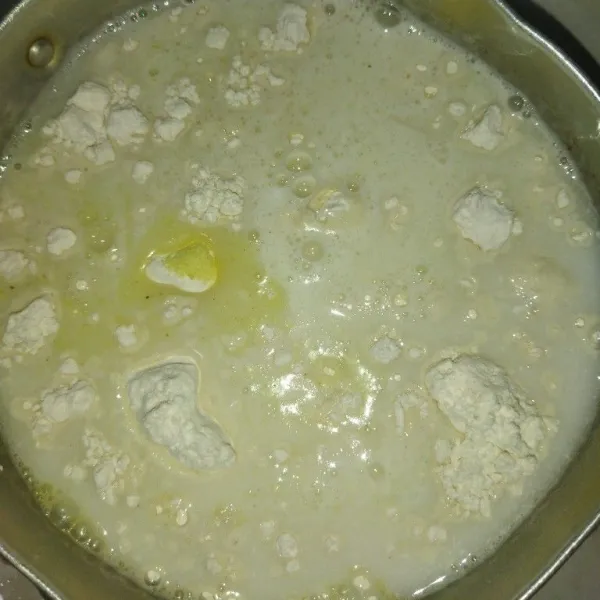 Siapkan panci, masukkan tepung terigu, garam, bawang putih, kaldu bubuk, dan santan, lalu masak hingga mengental, angkat.