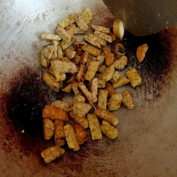 Panggang dan oseng tempe hanya menggunakan sedikit minyak saja agar tidak lengket.