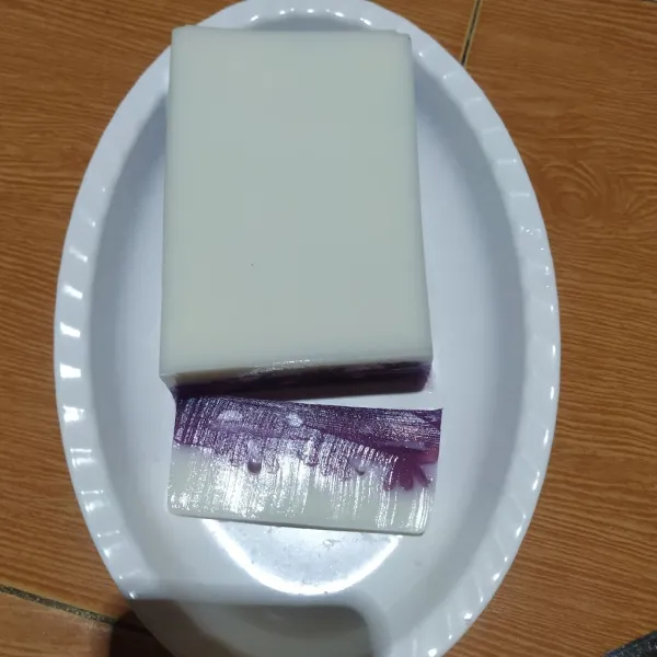 Keluarkan puding dari loyang, potong-potonh sesuai selera, sajikan dingin lebih nikmat.