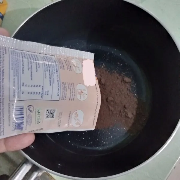 Tuang bubuk jelly rasa coklat dalam panci.