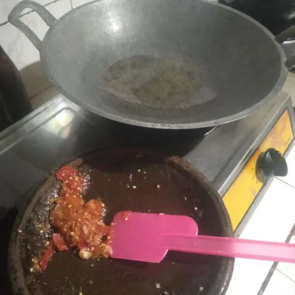 Tumis bumbu halus dengan sedikit minyak, tumis hingga bumbu harum dan matang.