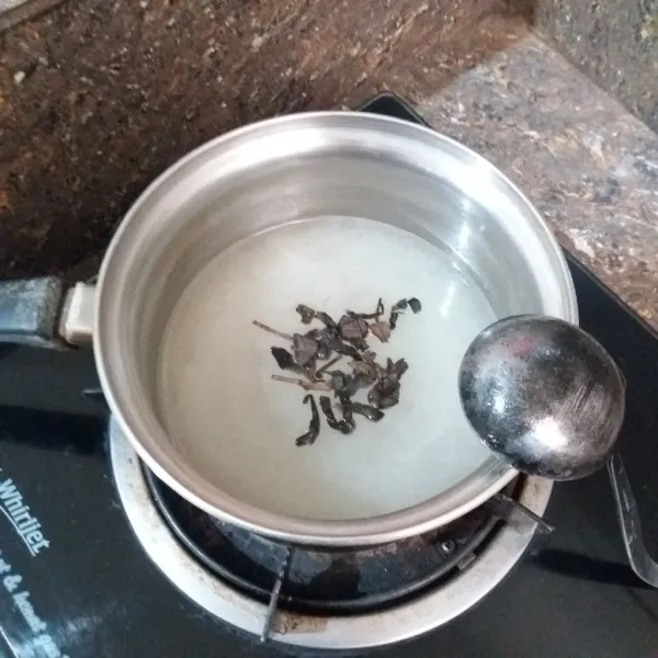 Masukkan gula pasir, jelly bubuk, daun teh, dan air ke dalam panci, masak sambil diaduk hingga mendidih, matikan kompor, dan saring.