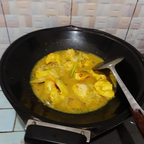 Tambahkan air, garam, merica, gula dan vetsin.