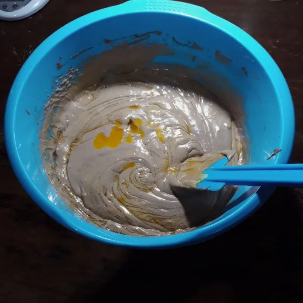 Tambahkan margarin, aduk balik dengan spatula.
