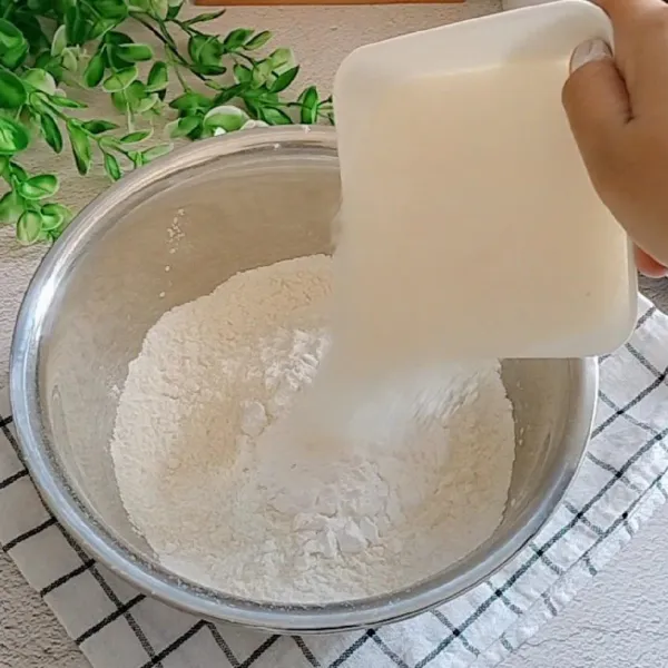 Campurkan tepung terigu, tepung beras, tepung tapioka, dan gula pasir, lalu aduk rata.