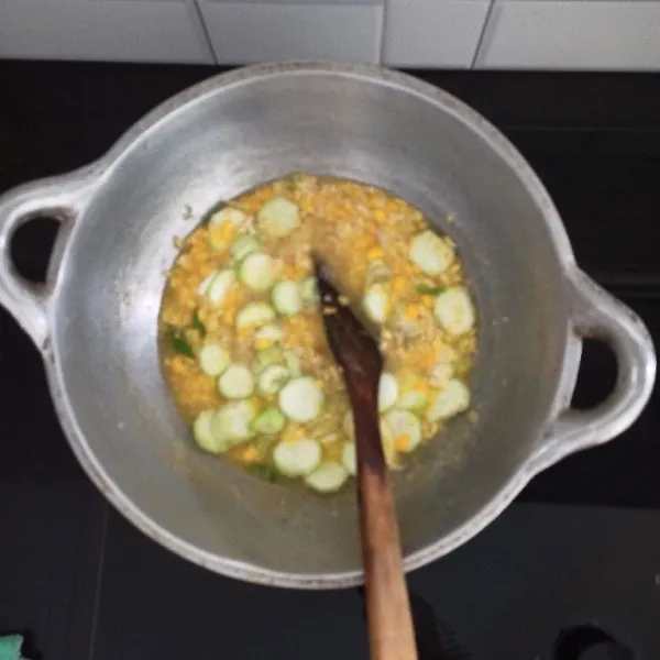 Tambahkan air secukupnya lalu masukkan soun, oyong, daun bawang dan jagung, kemudian masak hingga matang.