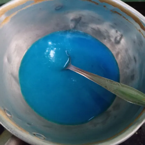 Masak bahan lapisan biru hingga mendidih.