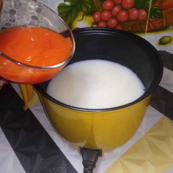 Siapkan kembali panci masak, masukkan agar-agar gula, vanilli, susu cair, dan masak hingga mendidih. Kemudian masukkan puree buah pepaya dan masak kembali hingga mendidih.