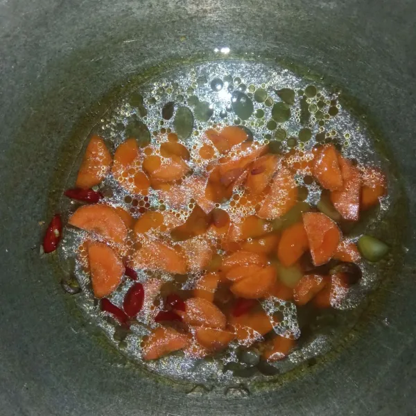 Tuang air dan masak hingga wortel empuk.