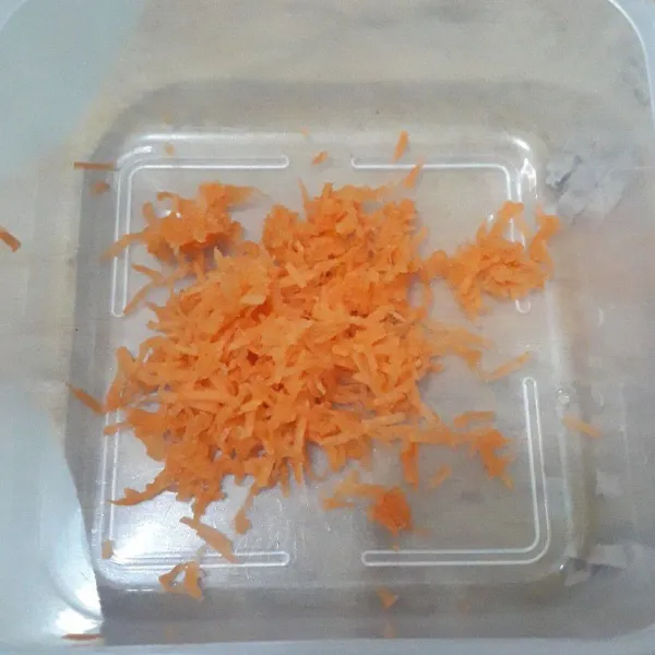 Kupas wortel, cuci bersih kemudian parut.