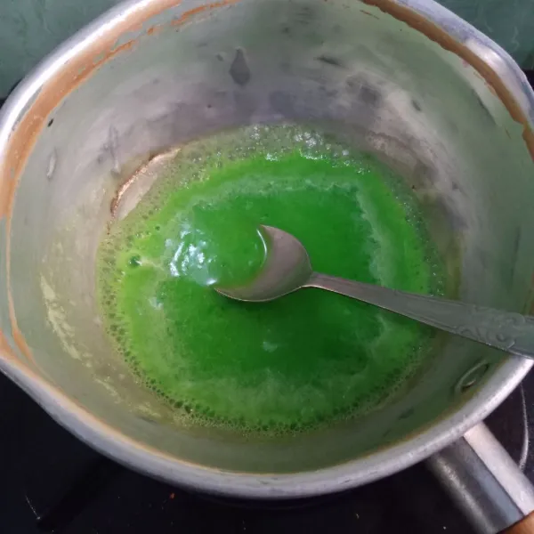 Masak bahan puding lapisan hijau hingga mendidih.