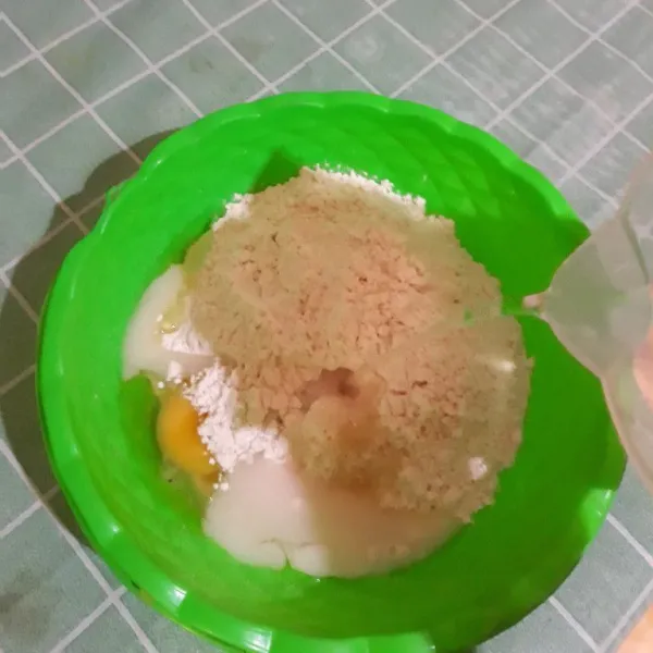 Campurkan tepung terigu, garam, gula pasir, dan telur. Beri air sedikit demi sedikit sambil diaduk.