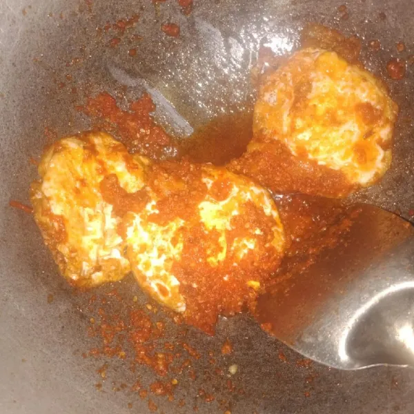 Campurkan telur dengan cabe yang telah matang dan siap dihidangkan.