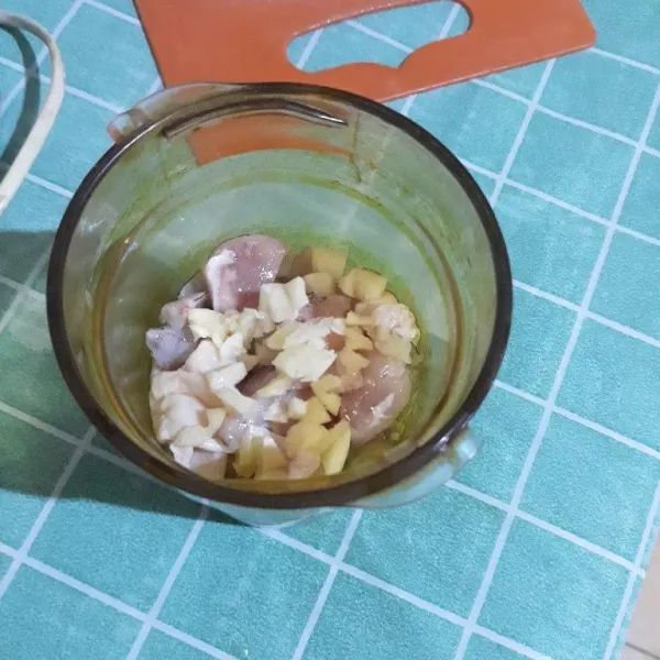 Haluskan daging ayam, udang dan bawang putih lalu masukkan ke dalam wadah.