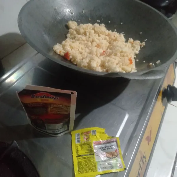 Lalu tambahkan kecap manis dan penyedap rasa, aduk kembali.