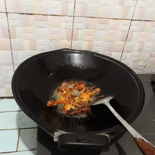 Goreng dalam minyak panas hingga matang kecokelatan, angkat dan tiriskan. Sajikan dengan cocolan sambal dan nasi hangat.