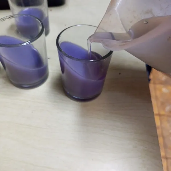 Tuang di dalam gelas saji lalu bekukan. Pudding anggur cantik siap disajikan.
