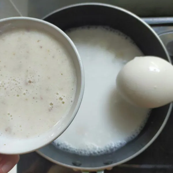 Campur santan, daun salam dan bumbu halus, kemudian masak hingga mendidih.