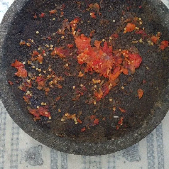 Haluskan bahan bumbu.