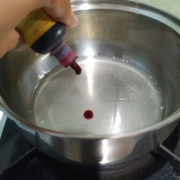 Masak kembali sisa larutan jelly, tambahkan pewarna merah.