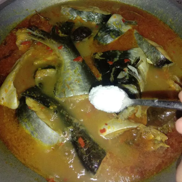 Setelah air mendidih masukkan ikan patin masak sampai berubah warna, tambahkan garam dan kaldu bubuk. Masak hingga ikan matang.