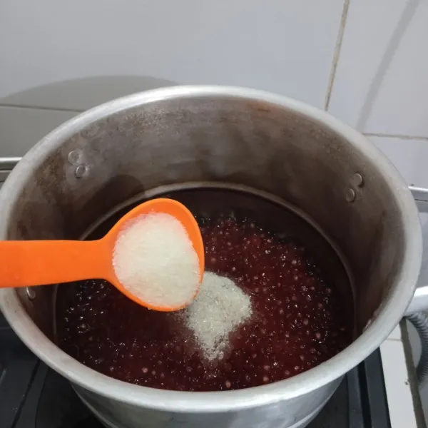 Jika sudah matang sempurna, masukkan gula, garam dan vanili bubuk.