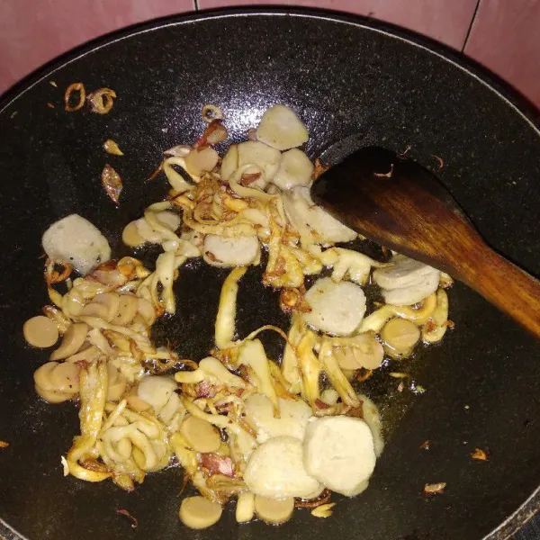 Tambahkan bakso dan sosis, aduk rata.