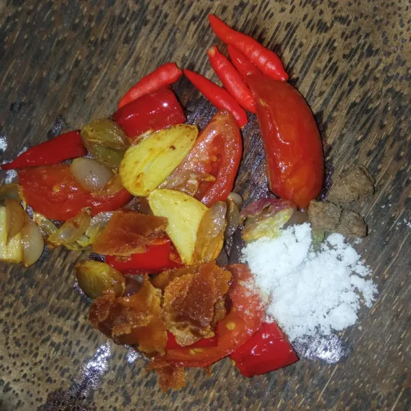 Tiriskan bawang sebentar, masukkan ke dalam ulekan, tambahkan cabe rawit, garam, terasi dan gula merah.