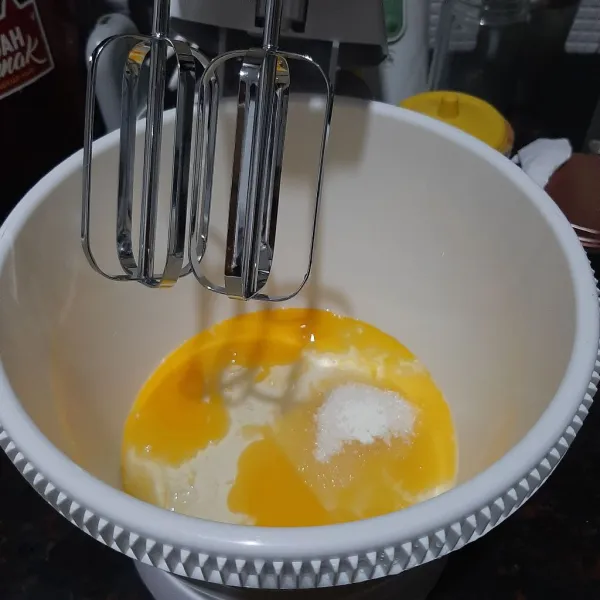 Kocok : telur, vanilla susu dan gula hingga berbusa dan mengembang.