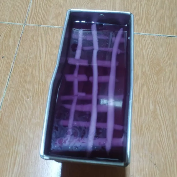 Tata potongan kerukan puding putih secara melintang d anmemanjang lalu tuang kembali adonan puding ungu, biarkan puding dingin dan mengeras.
