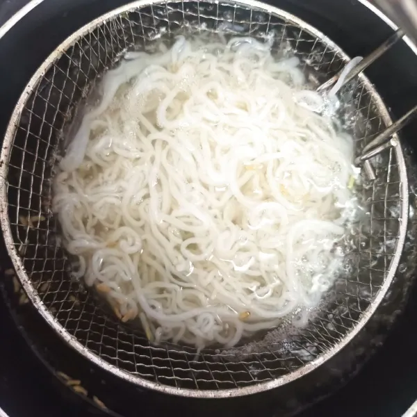 Buang air di dalam kemasan mie shirataki, lalu rebus mie shirataki selama 5 menit dan tiriskan.