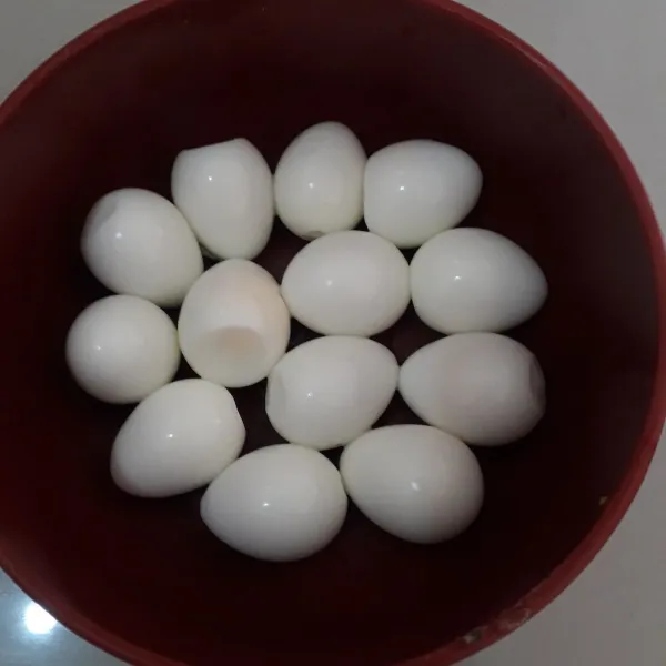 Rebus telur puyuh sampai matang kemudian kupas.
