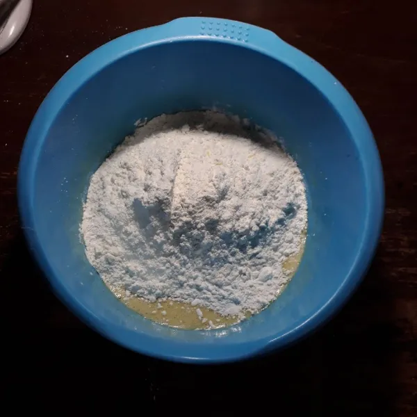 Tambahkan tepung terigu, tepung beras dan tepung maizena yang sudah diayak.