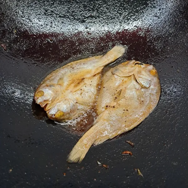 Goreng ikan asin sampai matang. Angkat dan tiriskan.