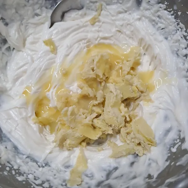 Isian : kocok whipcream bubuk dan air es sampai mengembang. Tambahkan daging durian dan krimer kental manis. Aduk sampai rata sambil koreksi rasa manis sesuai selera.