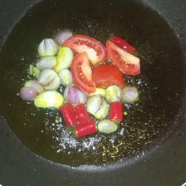 Tumis bawang merah, bawang putih, cabe merah dan tomat sampai layu.