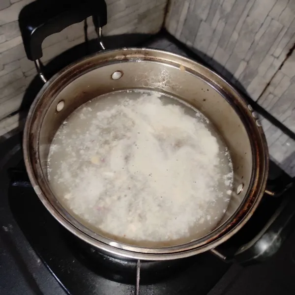 Panaskan air, tambahkan bumbu halus, gula jawa, dan penyedap rasa. Aduk rata.