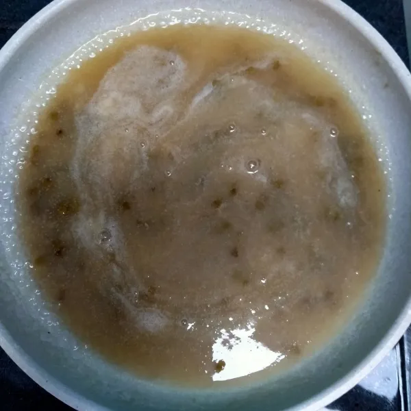 Kemudian masukkan es kacang ijo, aduk merata hingga meletup.