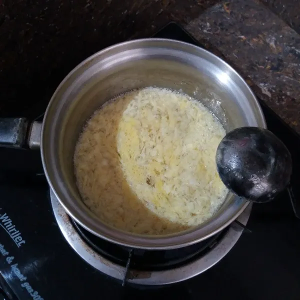 Kocok lepas telur dan tuang ke panci sambil diaduk.