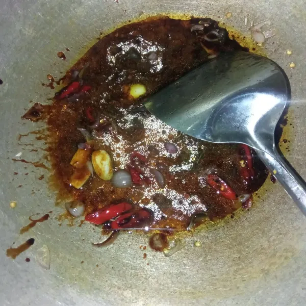Tuang kecap dan saos tiram lalu tambahkan air kemudian aduk merata.
