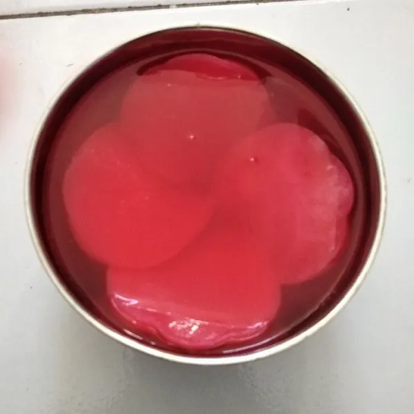 Kemudian tunggu uap panas hilang, tuang sedikit demi sedikit kedalam wadah yang berisi puding mawar, tunggu mengeras,kemudian keluarkan dari cetakan dan sajikan.